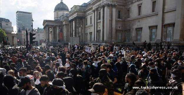 Londra'da aşırı sağ ve ırk&ccedil;ılık karşıtı g&ouml;stericiler arasında &ccedil;atışma &ccedil;ıktı