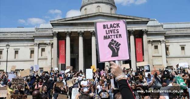 Londra'da, siyahi Amerikalı George Floyd'un &ouml;l&uuml;m&uuml;ne ilişkin g&ouml;steri