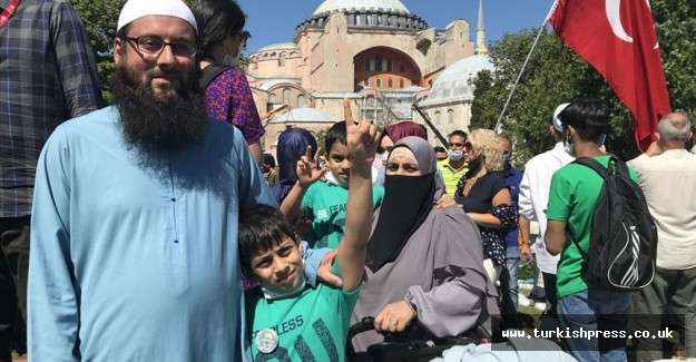 Ayasofya-i Kebir Cami-i Şerifi'nde namaz kılmak i&ccedil;in ailesiyle Keşmir'den geldi