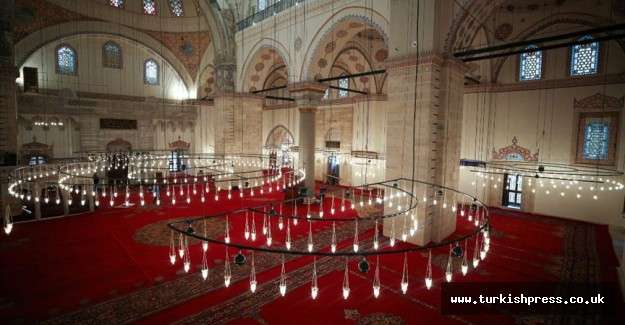 İstanbul'da 21 cami, Ayasofya-i Kebir Camii a&ccedil;ılışına gelenlere hizmet i&ccedil;in sabaha kadar a&ccedil;ık olacak