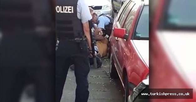 Almanya'da g&ouml;zaltına aldıkları T&uuml;rk'e şiddet uygulayan  &uuml;&ccedil;  O.&Ccedil;. polis g&ouml;revden uzaklaştırıldı