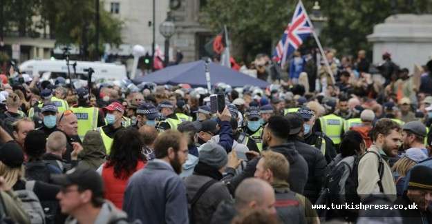 İngiltere&rsquo;de polis Kovid-19 &ouml;nlemleri karşıtı grubun protestosuna m&uuml;dahale etti