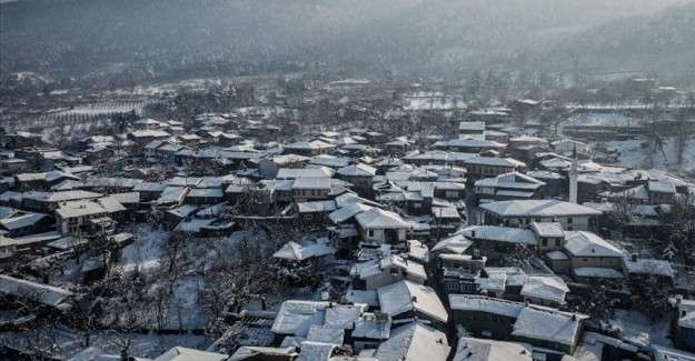 Bursa'nın yedi asırlık 'Osmanlı k&ouml;y&uuml;'nde kar g&uuml;zelliği