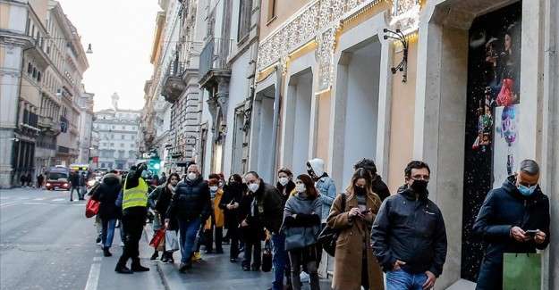 İtalyanlar aşıyı Kovid-19 salgınından tek &ccedil;ıkış yolu olarak g&ouml;r&uuml;yor