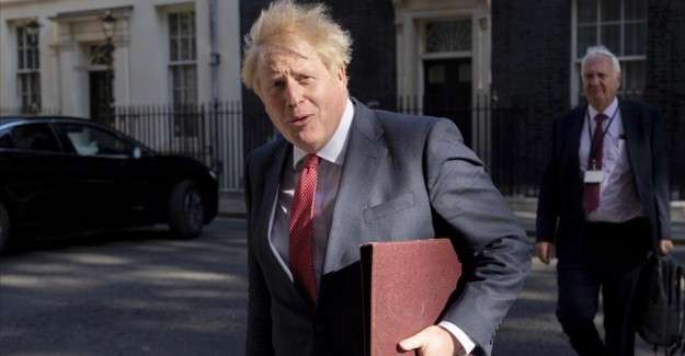 İngiltere Başbakanı Johnson, bazı &uuml;lkelerin kullanımını askıya aldığı AstraZeneca aşısını yaptıracak