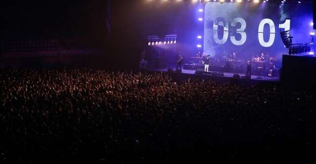 İspanya'da Kovid-19 salgını d&ouml;neminde sosyal mesafesiz ilk konser yapıldı