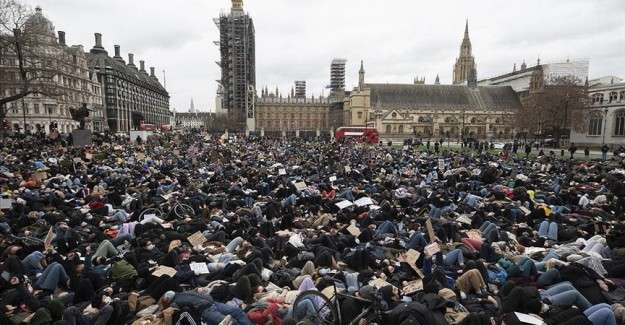 Londra'da kadın cinayetini anma t&ouml;renine polis m&uuml;dahalesi protesto edildi