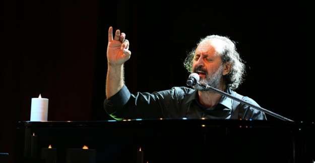 M&uuml;zisyen Y&uuml;cel Arzen'in '&Ccedil;anakkale Şehitlerine Mukabelesi' m&uuml;zikseverlerle buluştu