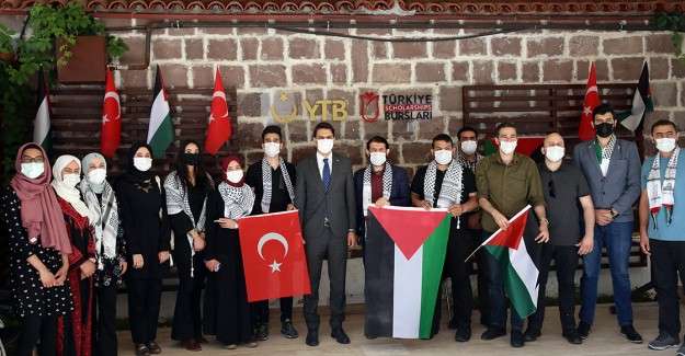 YTB Başkanı Eren Filistinli bursiyerlerle bir araya geldi