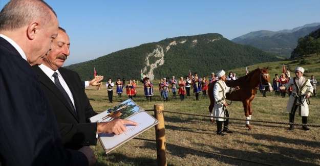 Cumhurbaşkanı Erdoğan, Azerbaycan Cumhurbaşkanı Aliyev ile Şuşa'da at yarışı izledi
