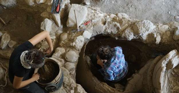 Balıkesir'deki Antandros Antik Kenti'nde 2 bin 400 yıllık pitos mezar bulundu