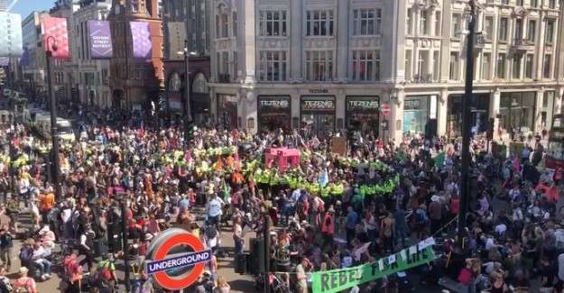 &Ccedil;evreci grup Extinction Rebellion 2019&rsquo;daki g&ouml;sterilerde sokaklarda 120 ton &ccedil;&ouml;p bırakmış