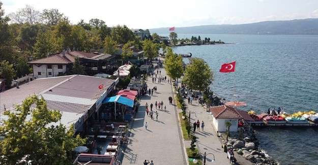 Bayram tatili i&ccedil;in T&uuml;rkiye'nin d&ouml;rt bir yanında rezervasyon yoğunluğu yaşanıyor