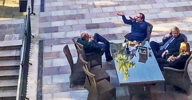 İngiltere&rsquo;de h&uuml;k&uuml;met, Johnson hakkında verilecek soruşturma kararını ertelemeye &ccedil;alışıyor
