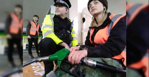 Just Stop Oil protesters block petrol stations on M25
