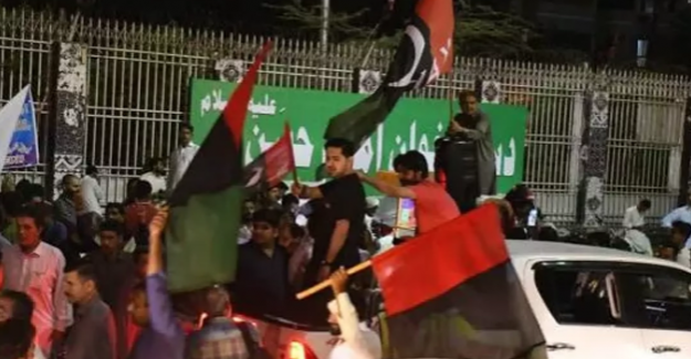 Pakistan'da g&ouml;revden alınan Khan'ın destek&ccedil;ileri sokaklara d&ouml;k&uuml;ld&uuml;