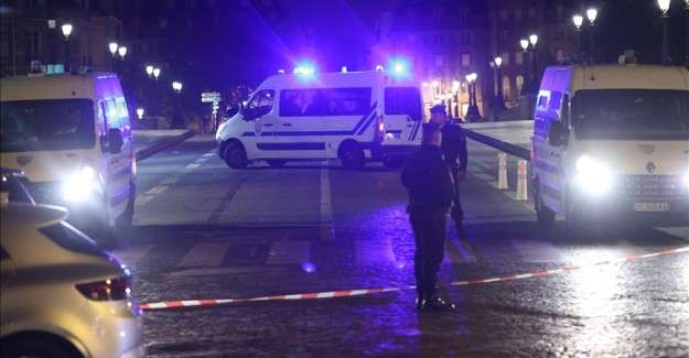 Paris'te polis 'dur' ihtarına uymayan s&uuml;r&uuml;c&uuml;n&uuml;n aracına ateş a&ccedil;tı, 2 kişi &ouml;ld&uuml;