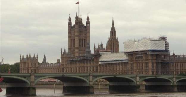 UK sanctions 2 Bosnian Serb leaders accused of undermining peace