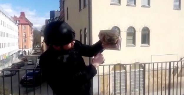 Danimarkalı ırk&ccedil;ı siyaset&ccedil;i Paludan, İsve&ccedil;'te cami &ouml;n&uuml;nde Kur'an-ı Kerim yaktı