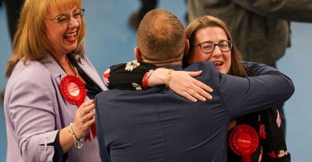 İngiltere'de yerel se&ccedil;imlerin ilk sonu&ccedil;ları, muhalefetteki İş&ccedil;i Partisi ve Liberal Demokratlar lehine