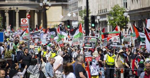Londra'da İsrail'in Filistin'i işgali ve Al Jazeera muhabirinin &ouml;ld&uuml;r&uuml;lmesi protesto edildi