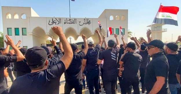 Destek&ccedil;ilerinin eylemi Irak'taki Şii lider Sadr ile yargıyı karşı karşıya getirdi