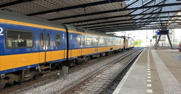 Hollanda'da demir yolu &ccedil;alışanlarının yaptığı grev hayatı olumsuz etkiliyor