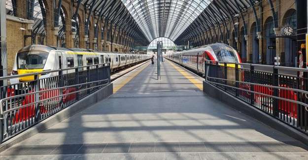 İngiltere'de tren s&uuml;r&uuml;c&uuml;lerinin yeniden greve gitmesi ulaşımı fel&ccedil; etti