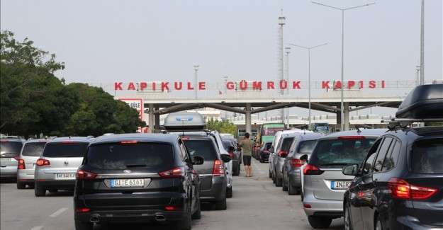 Tatilleri biten gurbet&ccedil;iler d&ouml;n&uuml;ş yolunda Kapıkule'de yoğunluk oluşturdu