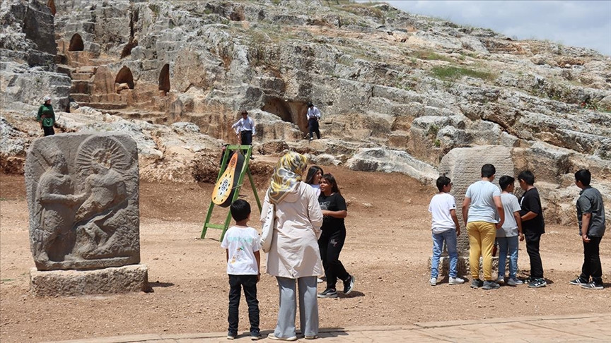 Adıyaman'da tokalaşma anıtı ve yazıt sergilenmeye başlandı