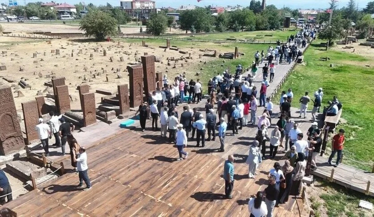 Ahlat'taki Sel&ccedil;uklu Meydan Mezarlığı'na ziyaret&ccedil;i akını