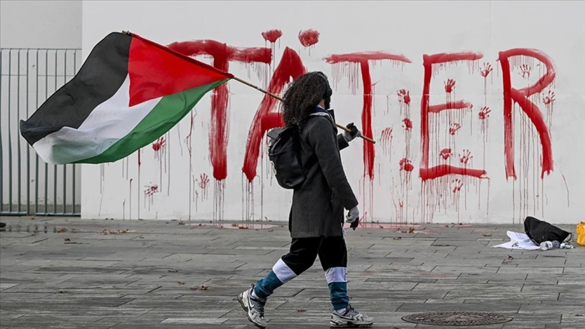 Almanya'da Filistin destekçileri Başbakanlık binasına kırmızı boyayla 