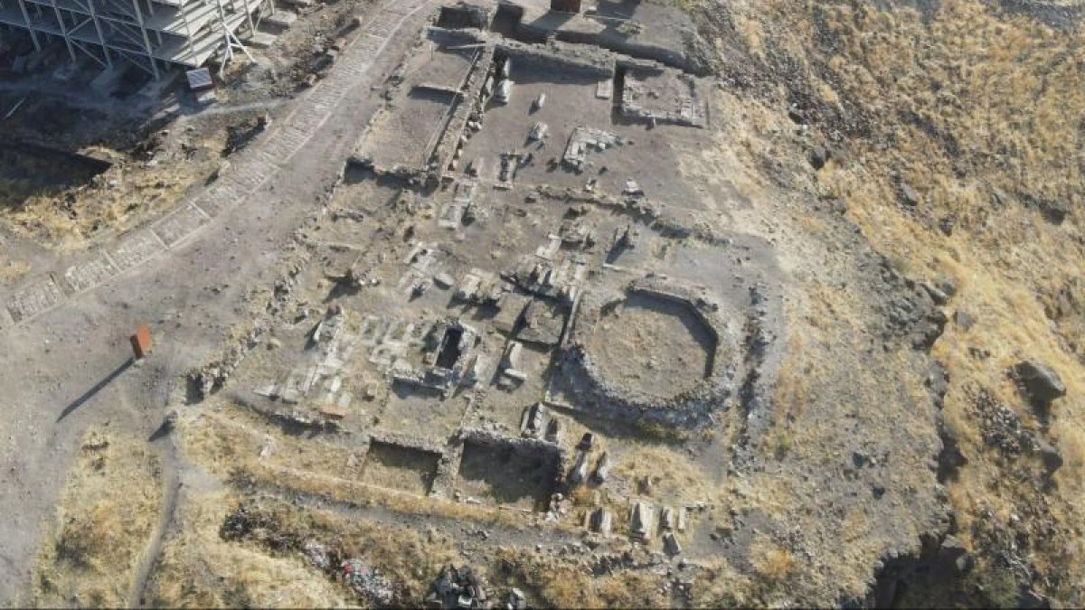 Ani ören yerinde Selçuklu dönemine ait kümbet bulundu