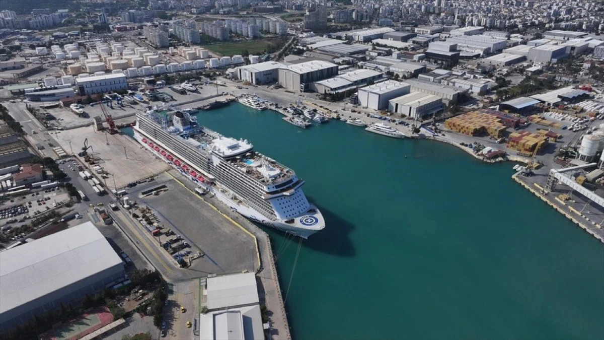 Antalya Limanı'nda kruvaziyer hareketliliği