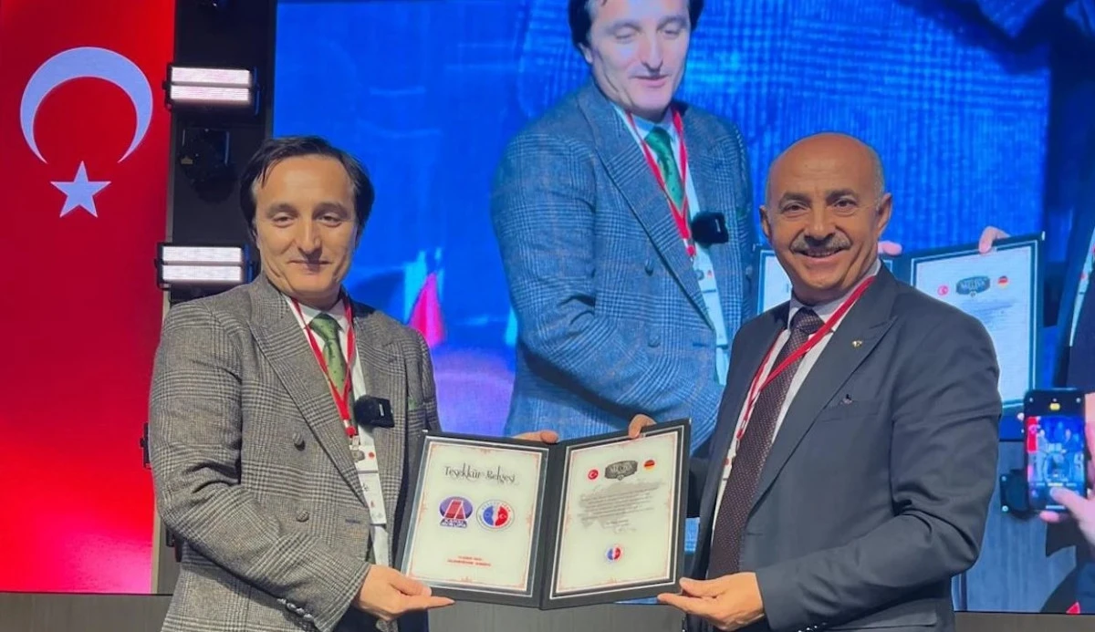 Avrupa&rsquo;da Yılın Gazetecisi Vatan &Ouml;z         