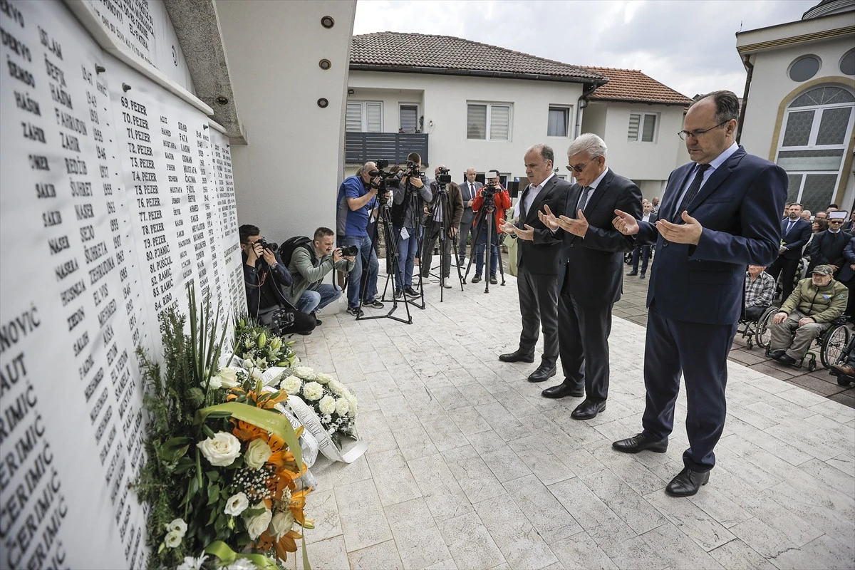 Bosna Hersek'teki Ahmi&ccedil;i Katliamı'nın 33. yılında hayatını kaybedenler anıldı