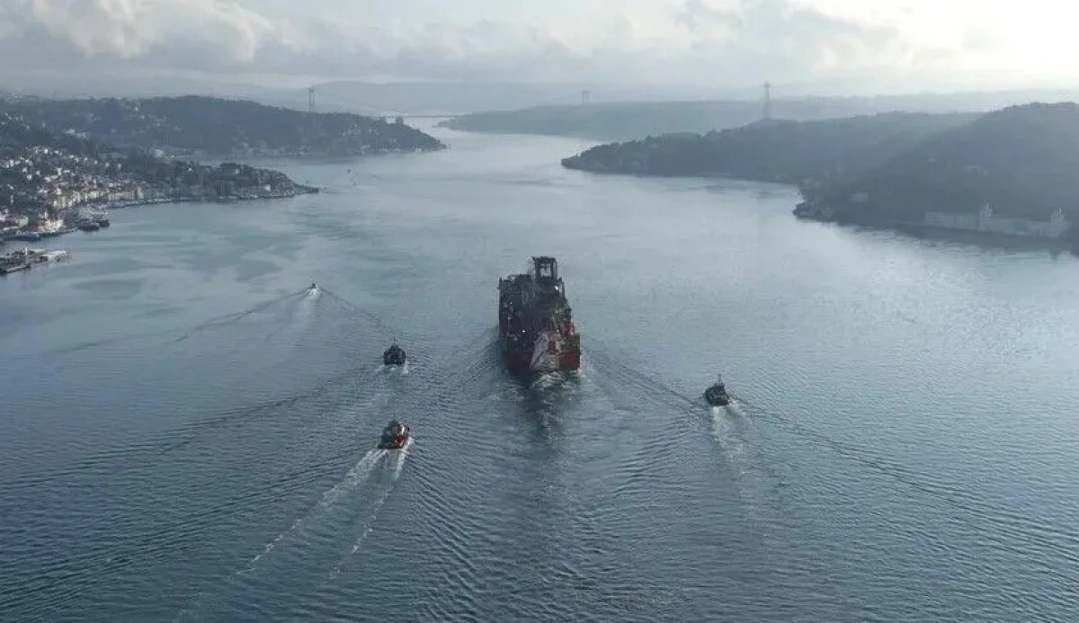 Doğal gaz boru hattı d&ouml;şeme platformu İstanbul Boğazı'ndan ge&ccedil;iş yaptı