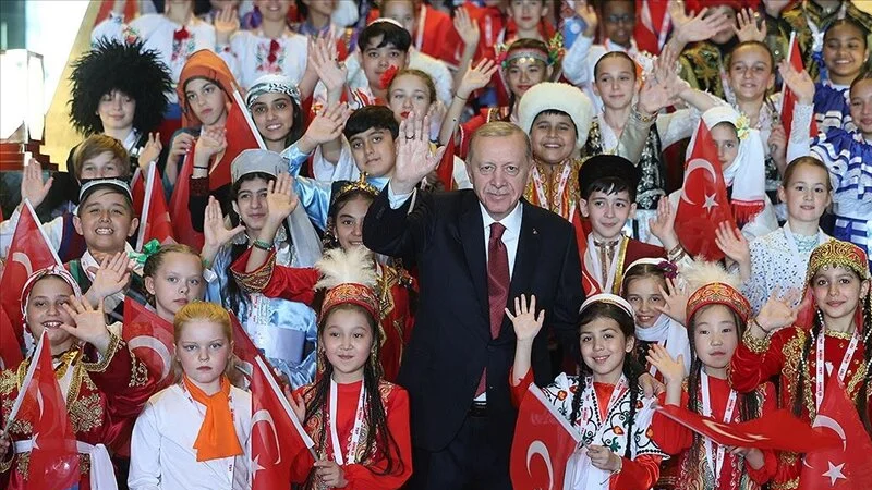 Erdoğan, Türk dünyası çocuklarıyla araya geldi