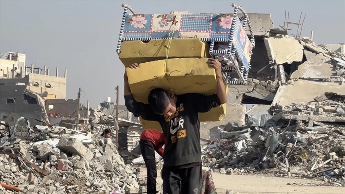 Gazze'de soğukların başlamasıyla Filistinliler tüm tehlikelere rağmen enkazlardan kışlık eşya topluyor