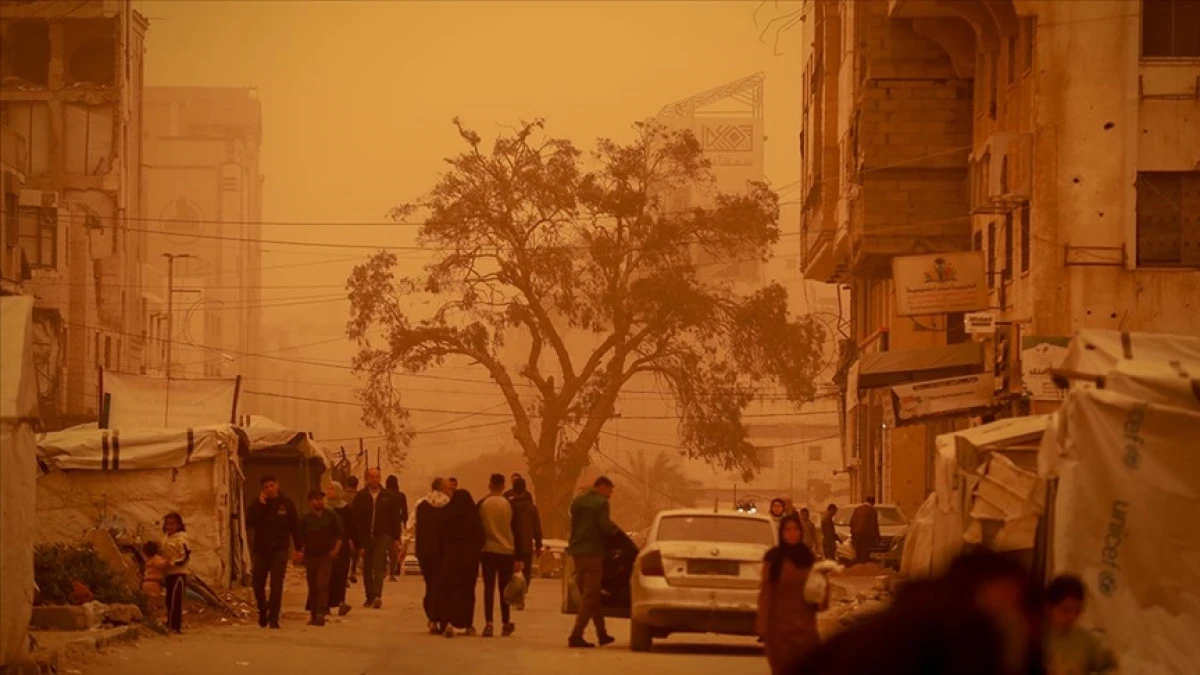 Gazze&rsquo;deki kum fırtınası Filistinlilerin hayatını daha da zorlaştırdı