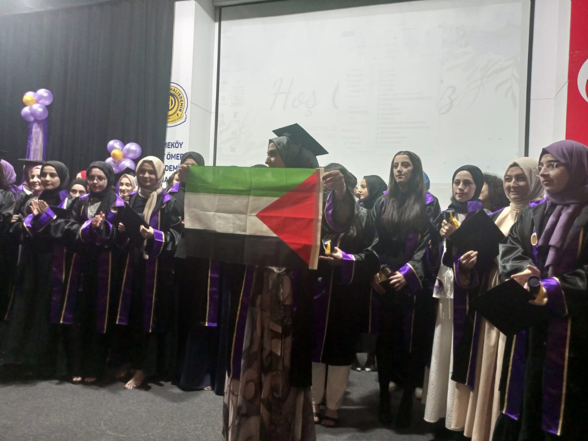 İmam hatip öğrencileri mezuniyet töreninde Filistin bayrağı açarak Gazzeli kardeşlerine destek oldular