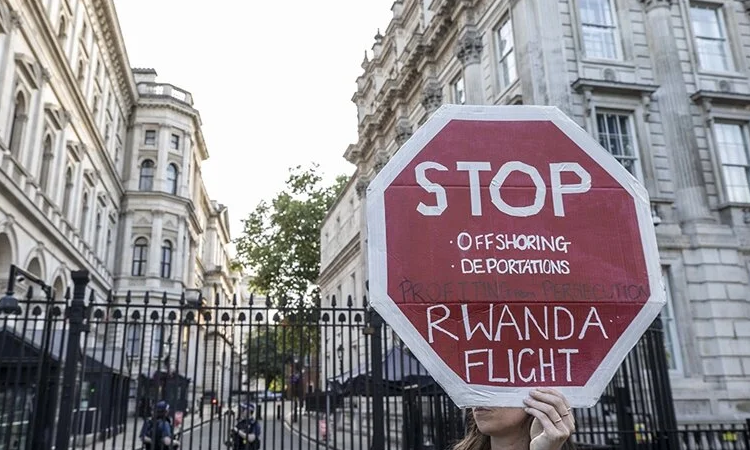 İngiltere düzensiz göçmenlerin Ruanda'ya sınır dışı edilmesine ilişkin tasarıyı onayladı