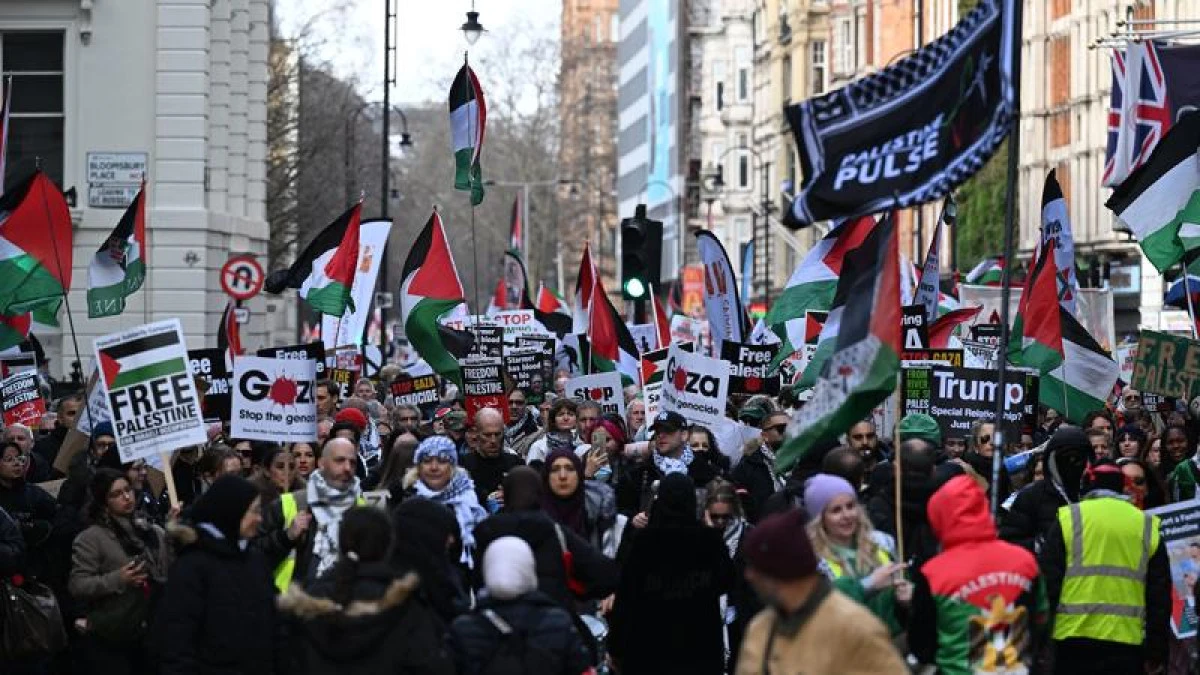İngiltere'de on binler Filistin'e destek verdi                