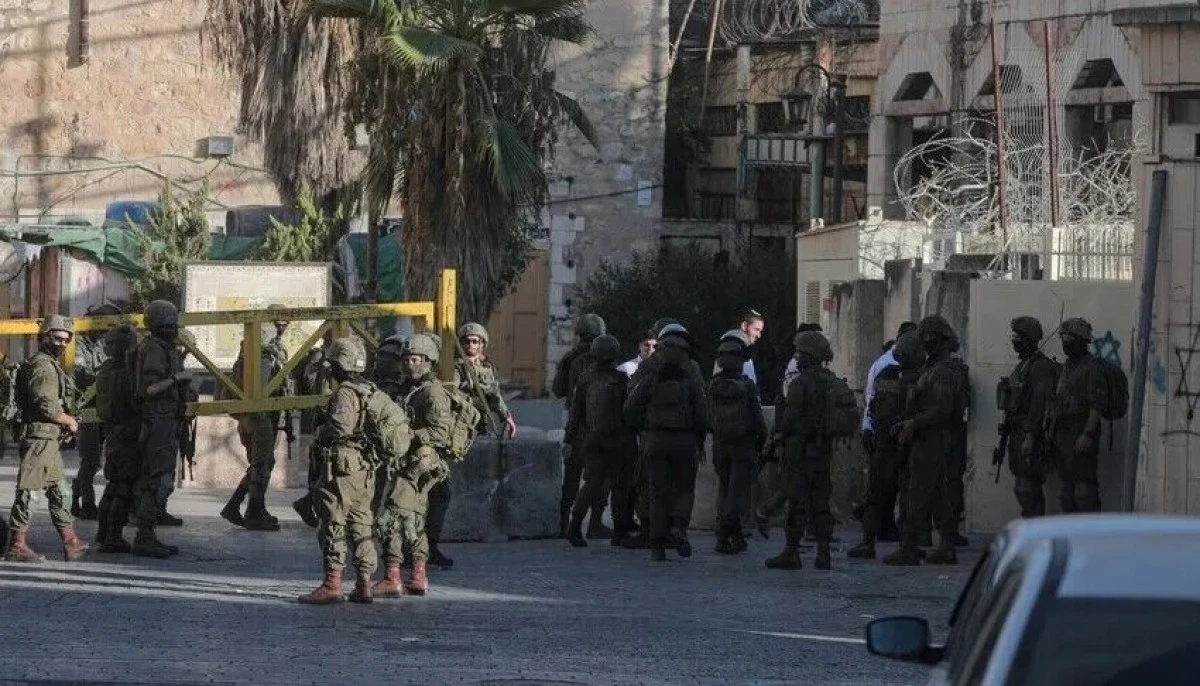 Israeli occupiers attack 2 West Bank towns, set fire to Palestinian vehicles