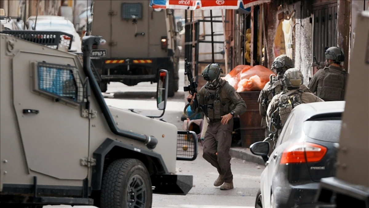 İsrail ordusu Batı Şeria'daki Amari M&uuml;lteci Kampı'na baskın d&uuml;zenledi