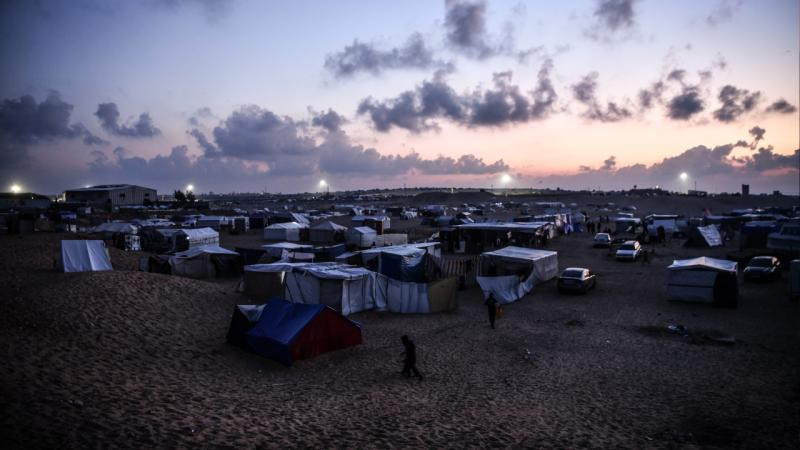 İsrail'in muhtemel kara saldırısı sebebiyle binlerce kişi Refah'tan göç ediyor