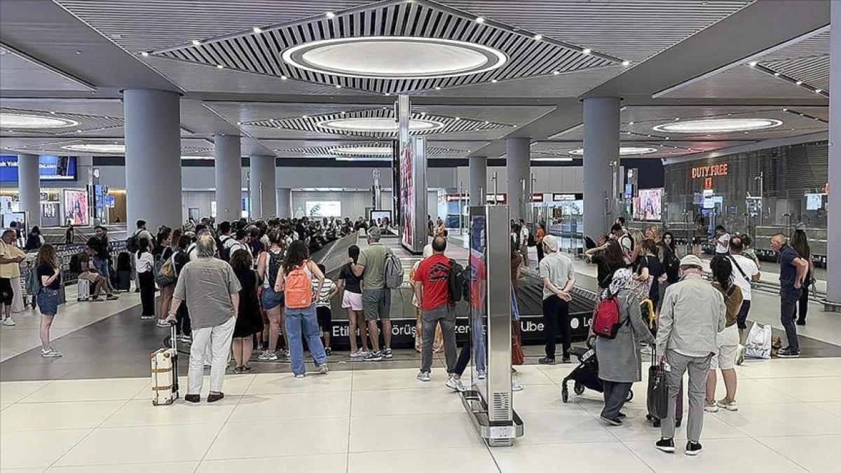 İstanbul'daki havalimanlarında tatil yoğunluğu başladı