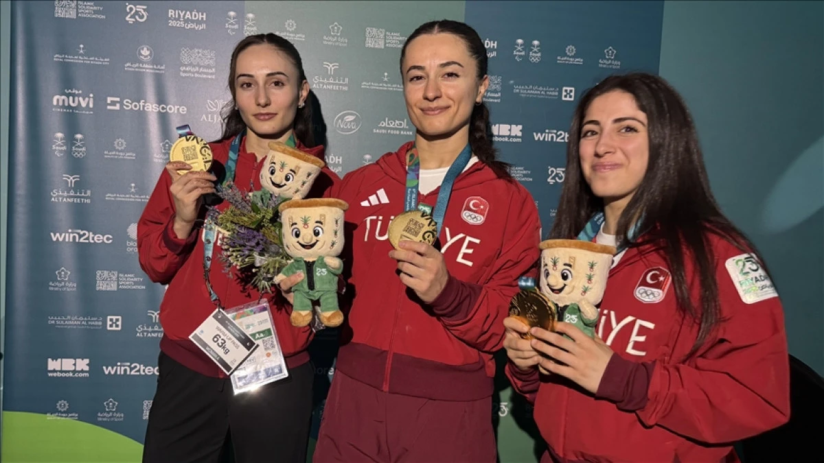 Kadın milli halterciler, Riyad'da kazandıkları 9 altın madalyayı Atatürk'e 