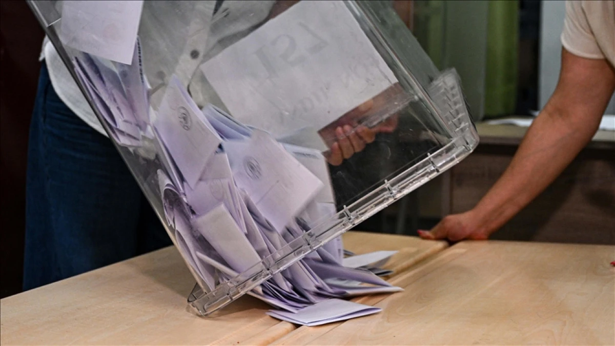 KKTC'de resmi olmayan sonuçlara göre Tufan Erhürman, ülkenin yeni cumhurbaşkanı seçildi