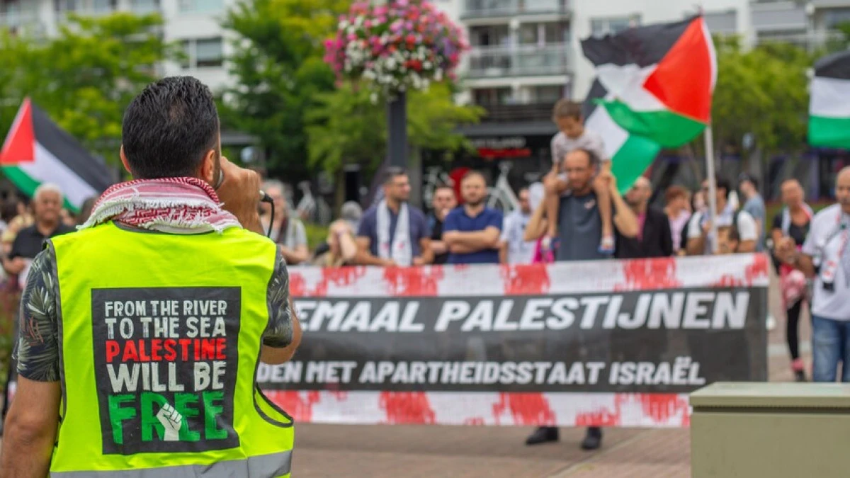 More than 100 public figures warn UK court over &lsquo;terrorism&rsquo; sentencing in Israeli arms factory protest case
